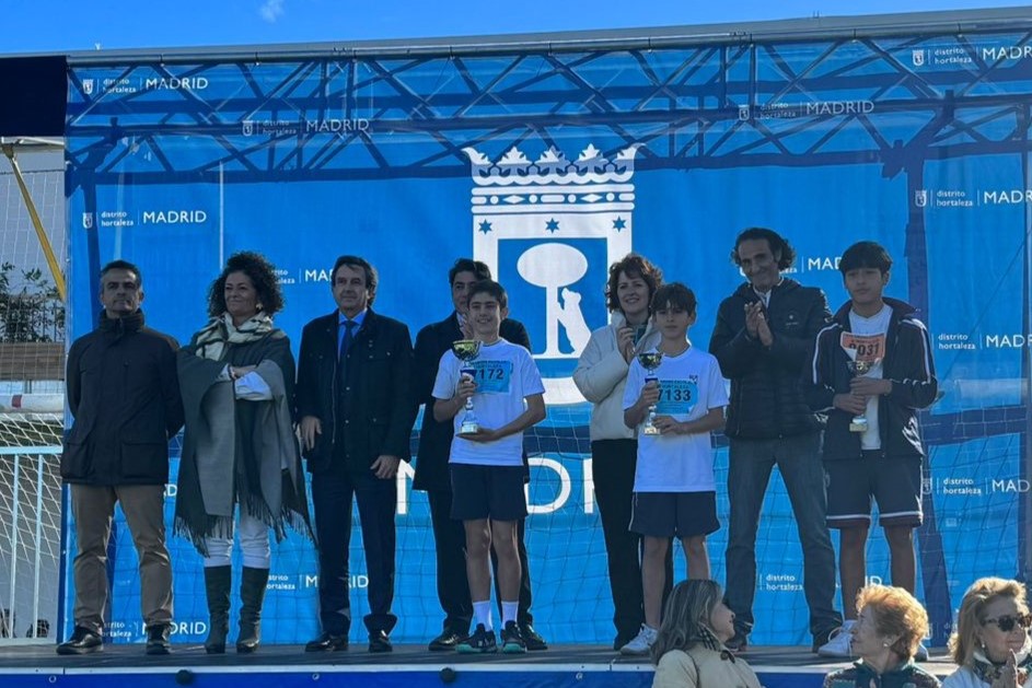 El concejal David Pérez entrega los trofeos a los ganadores del XVI Cross Escolar de Hortaleza